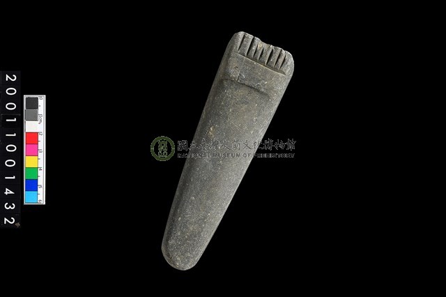 有槽石棒殘件