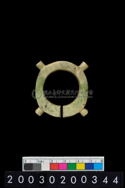 帶四突起環狀玦形玉耳飾