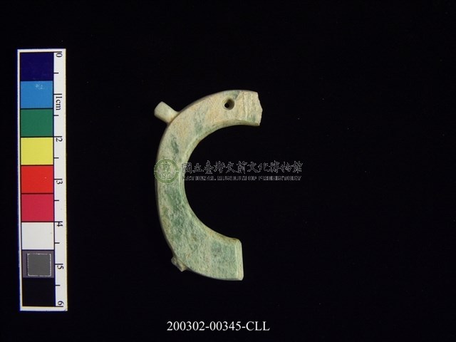 帶四突起環狀玦形玉耳飾