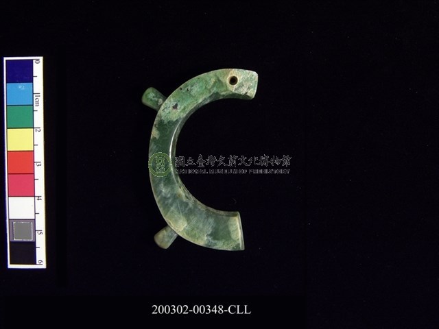 帶四突起環狀玦形玉耳飾