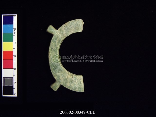 帶四突起環狀玦形玉耳飾