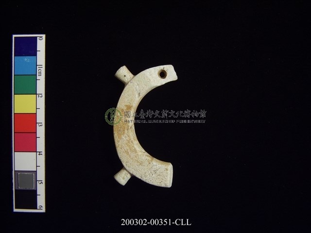 帶四突起環狀玦形玉耳飾