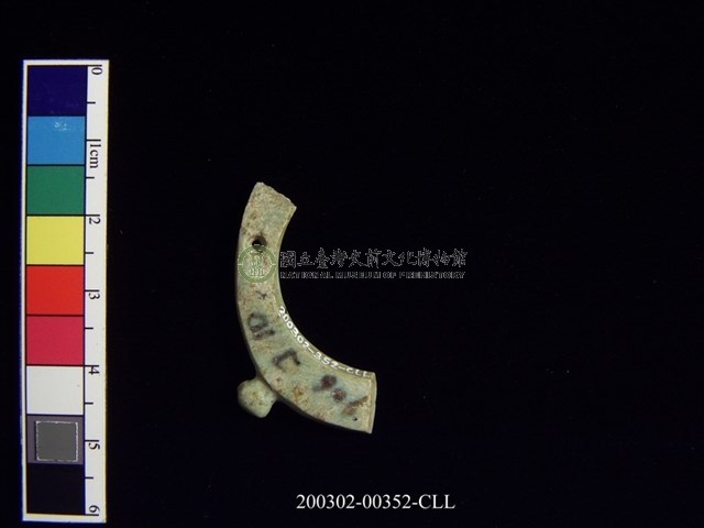 帶四突起環狀玦形玉耳飾
