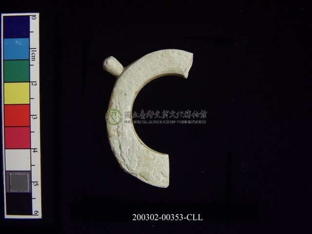 帶四突起環狀玦形玉耳飾