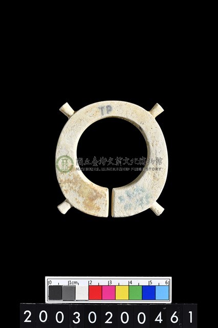 帶四突起環狀玦形玉耳飾