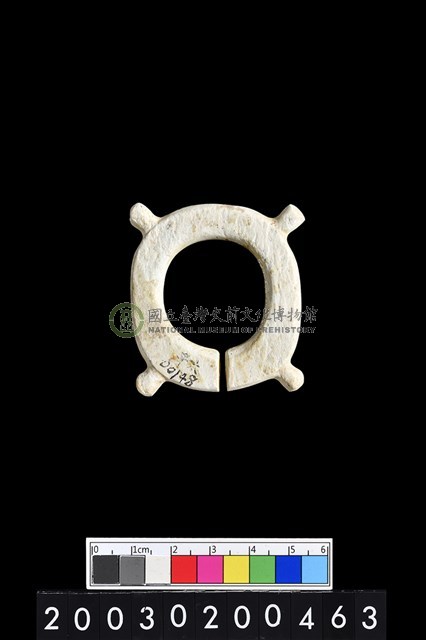 帶四突起環狀玦形玉耳飾