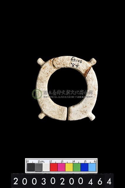 帶四突起環狀玦形玉耳飾