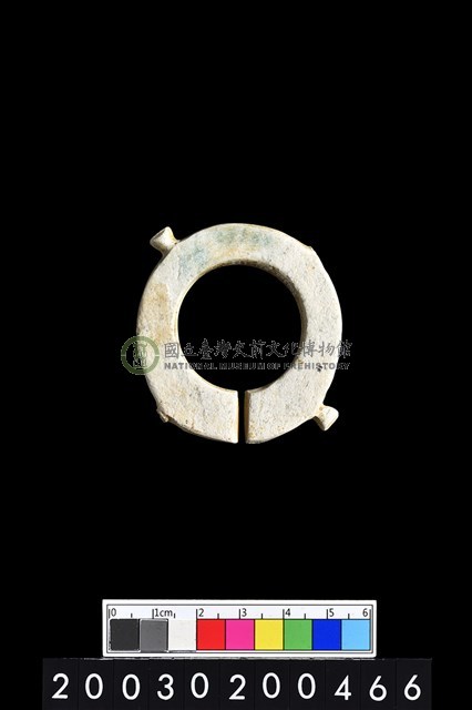 帶四突起環狀玦形玉耳飾