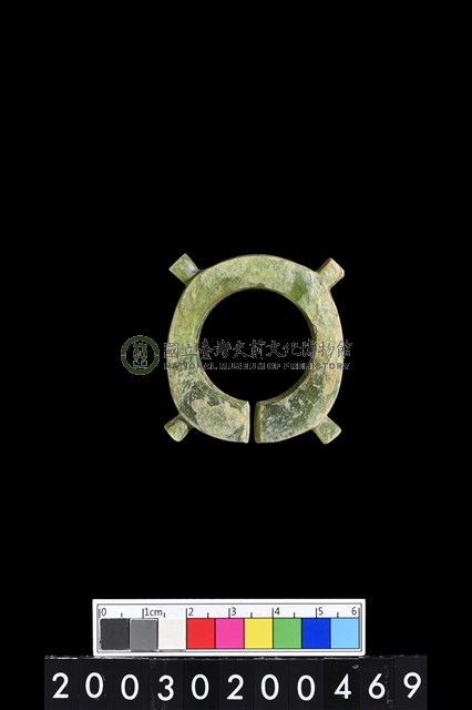 帶四突起環狀玦形玉耳飾