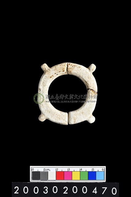 帶四突起環狀玦形玉耳飾