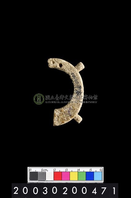 帶四突起環狀玦形玉耳飾