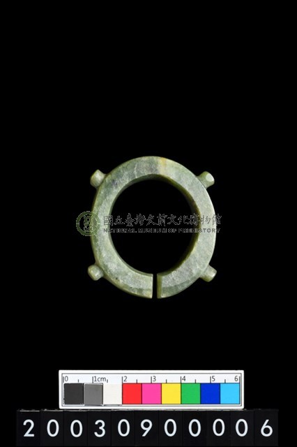 帶四突起環狀玦形玉耳飾