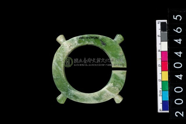 帶四突起環狀玦形玉耳飾