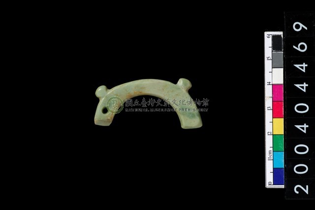 帶四突起環狀玦形玉耳飾