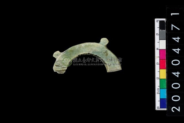 帶四突起環狀玦形玉耳飾