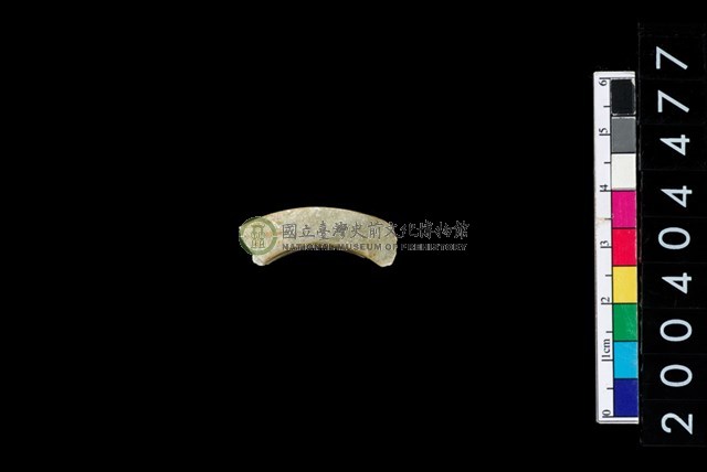 帶四突起環狀玦形玉耳飾