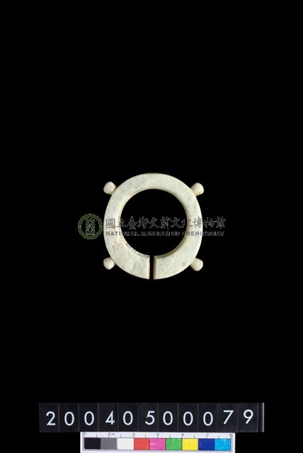 帶四突起環狀玦形耳飾