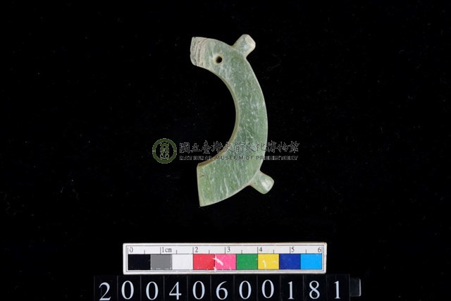 帶四突起環狀玦形玉耳飾