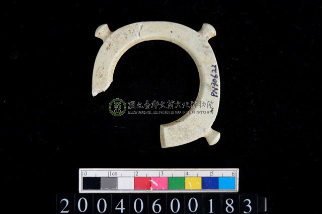 帶四突起環狀玦形玉耳飾