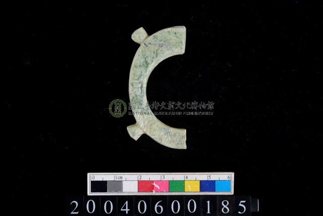 帶四突起環狀玦形玉耳飾