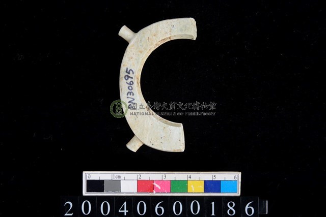 帶四突起環狀玦形玉耳飾