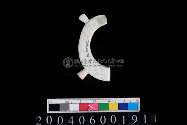 帶四突起環狀玦形玉耳飾