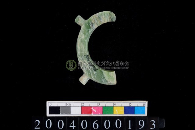 帶四突起環狀玦形玉耳飾