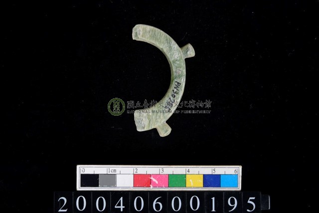 帶四突起環狀玦形玉耳飾