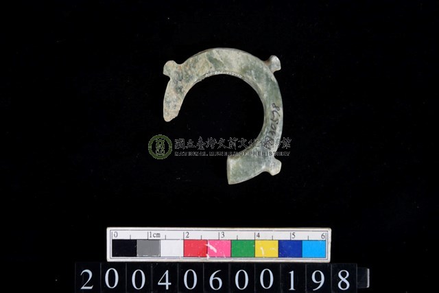 帶四突起環狀玦形玉耳飾
