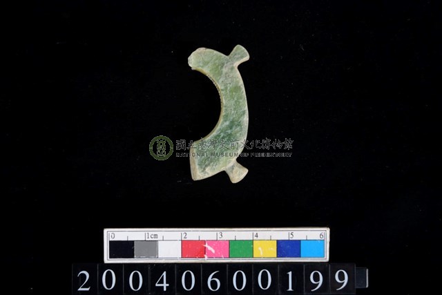 帶四突起環狀玦形玉耳飾