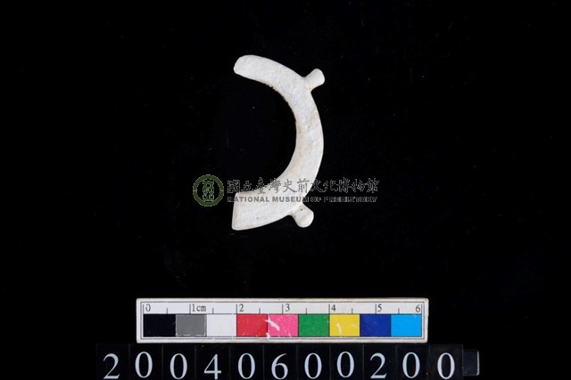 帶四突起環狀玦形玉耳飾