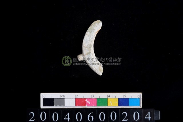 帶四突起環狀玦形玉耳飾