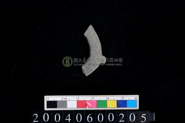 帶四突起環狀玦形板岩耳飾