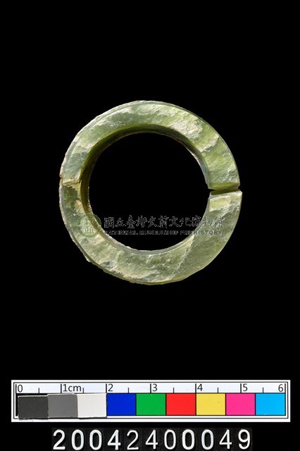 環狀玦形玉耳飾