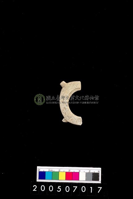 帶四突起環狀玦形耳飾