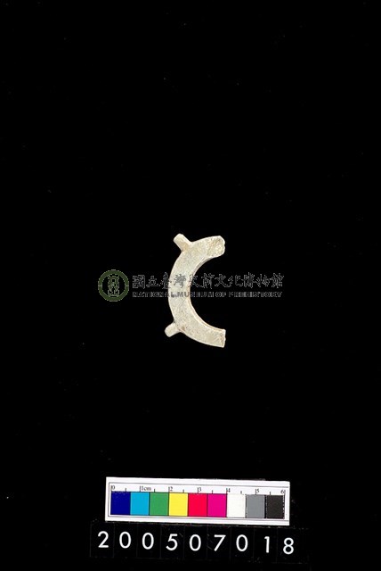 帶四突起環狀玦形耳飾