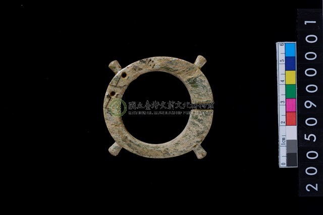帶四突起環狀玦形玉耳飾