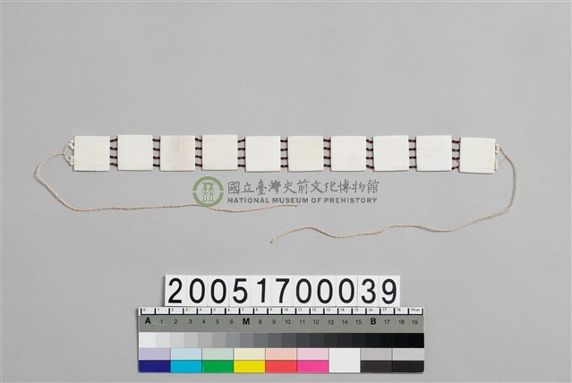 男子頸飾