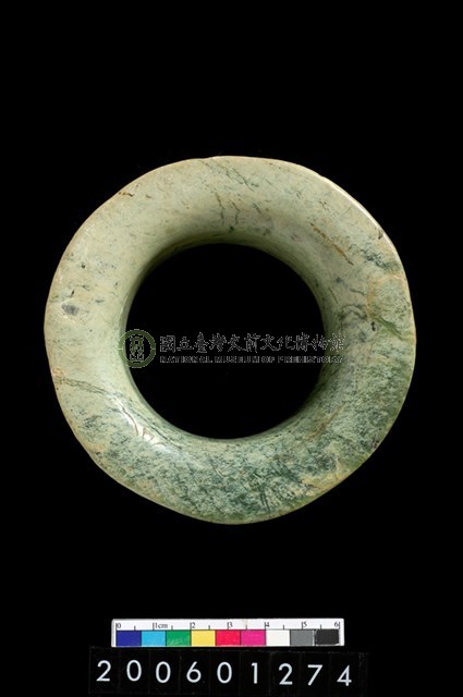 卑南文化喇叭形玉環