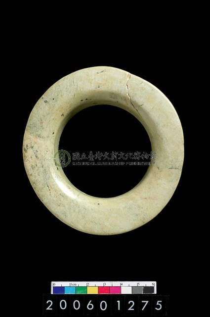 卑南文化喇叭形玉環