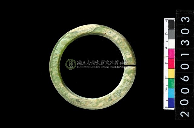 環狀玦形玉耳飾