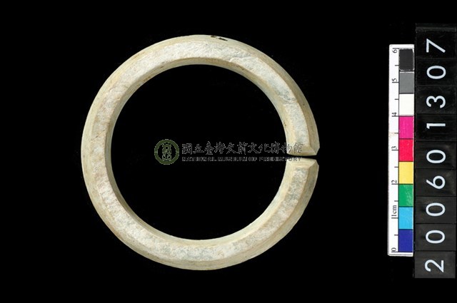 環狀玦形玉耳飾