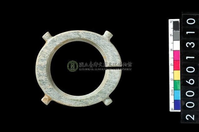 帶四突起環狀玦形玉耳飾