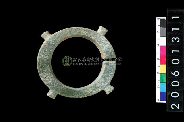 帶四突起環狀玦形玉耳飾