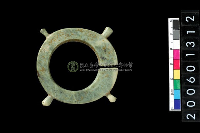 帶四突起環狀玦形玉耳飾