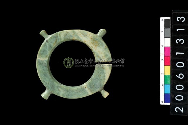 帶四突起環狀玦形玉耳飾