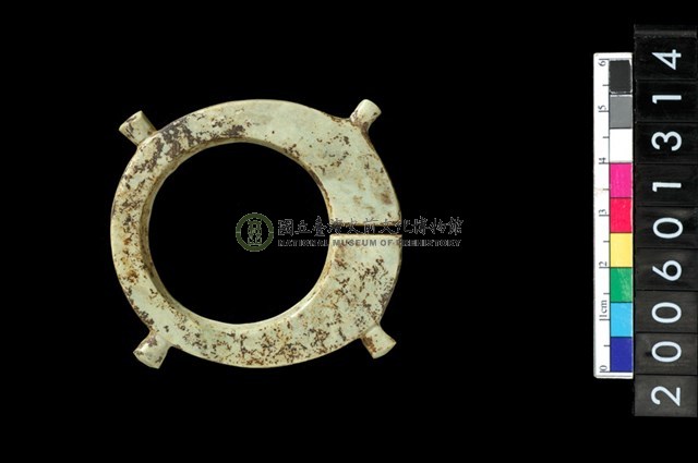 帶四突起環狀玦形玉耳飾