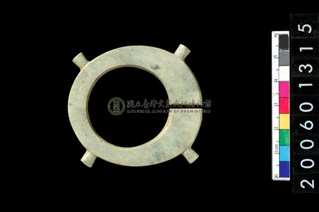 帶四突起環狀玦形玉耳飾