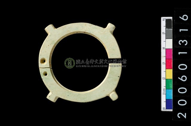 帶四突起環狀玦形玉耳飾