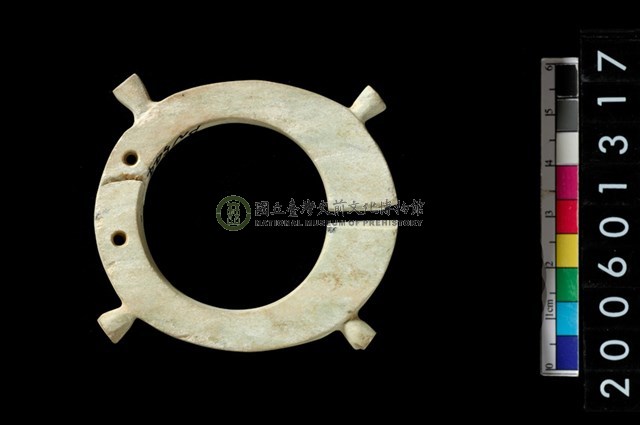 帶四突起環狀玦形玉耳飾